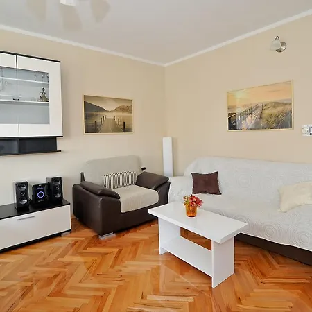 Sunny Side Apartment