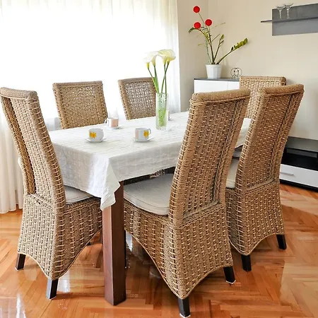 Sunny Side Apartment *